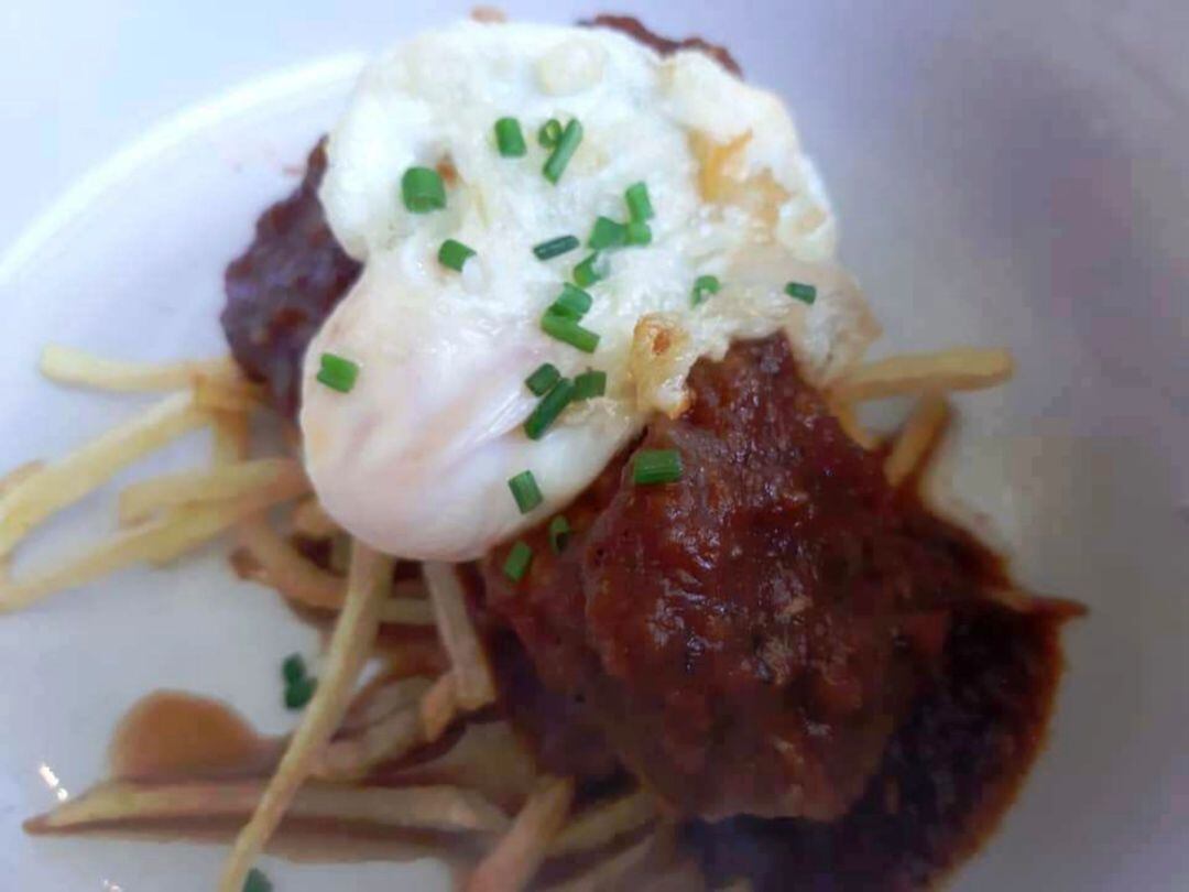 Atún rojo en tomate, patatas y huevo frito