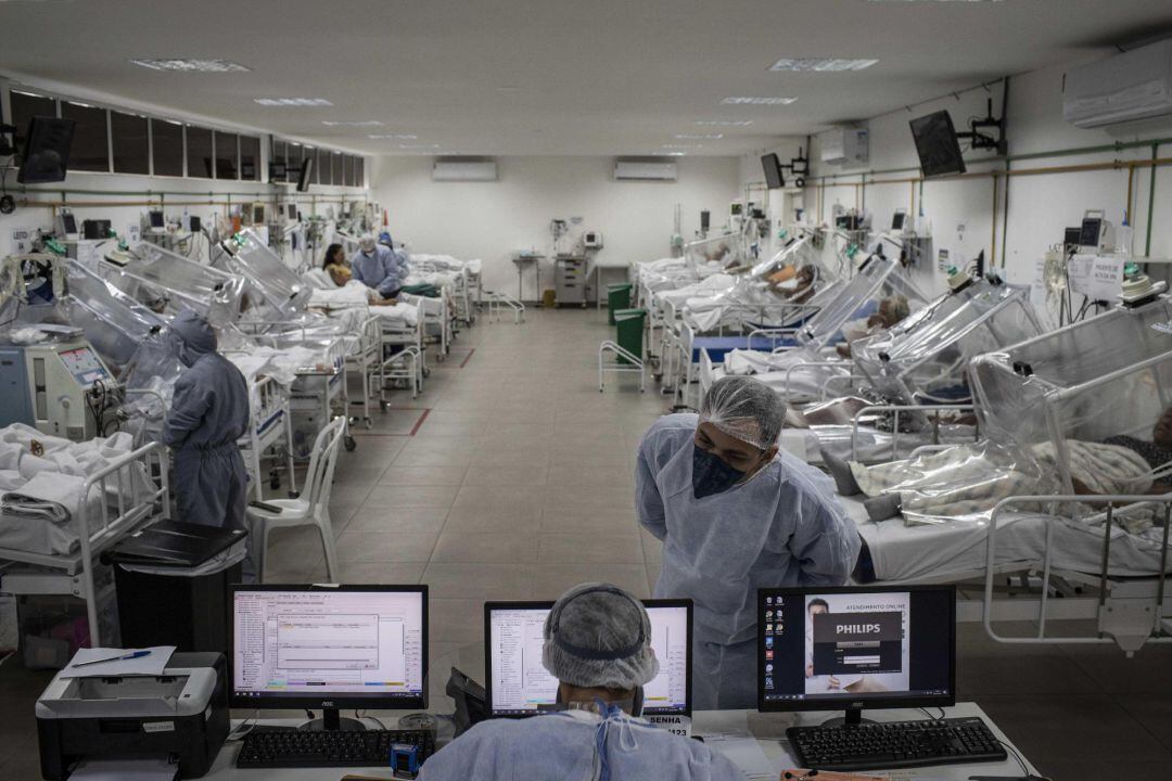 Fotografía de este miércoles que muestra a pacientes en tratamiento de COVID-19 en el Hospital Municipal de Campaña Gilberto Novaes, en la ciudad de Manaos, Amazonas (Brasil). 