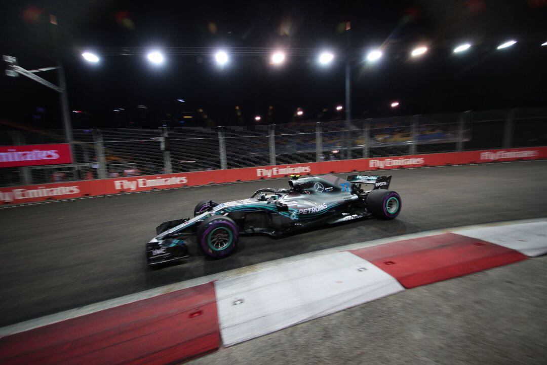 El piloto finlandés de Fórmula Uno Valtteri Bottas, de la escudería Mercedes AMG GP, compite en los entrenamientos libres en el circuito de Marina Bay en Singapur, hoy, 14 de septiembre de 2018. El Gran Premio de Singapur, la carrera nocturna del campeonato de Fórmula Uno, se celebra el próximo 16 de septiembre. 