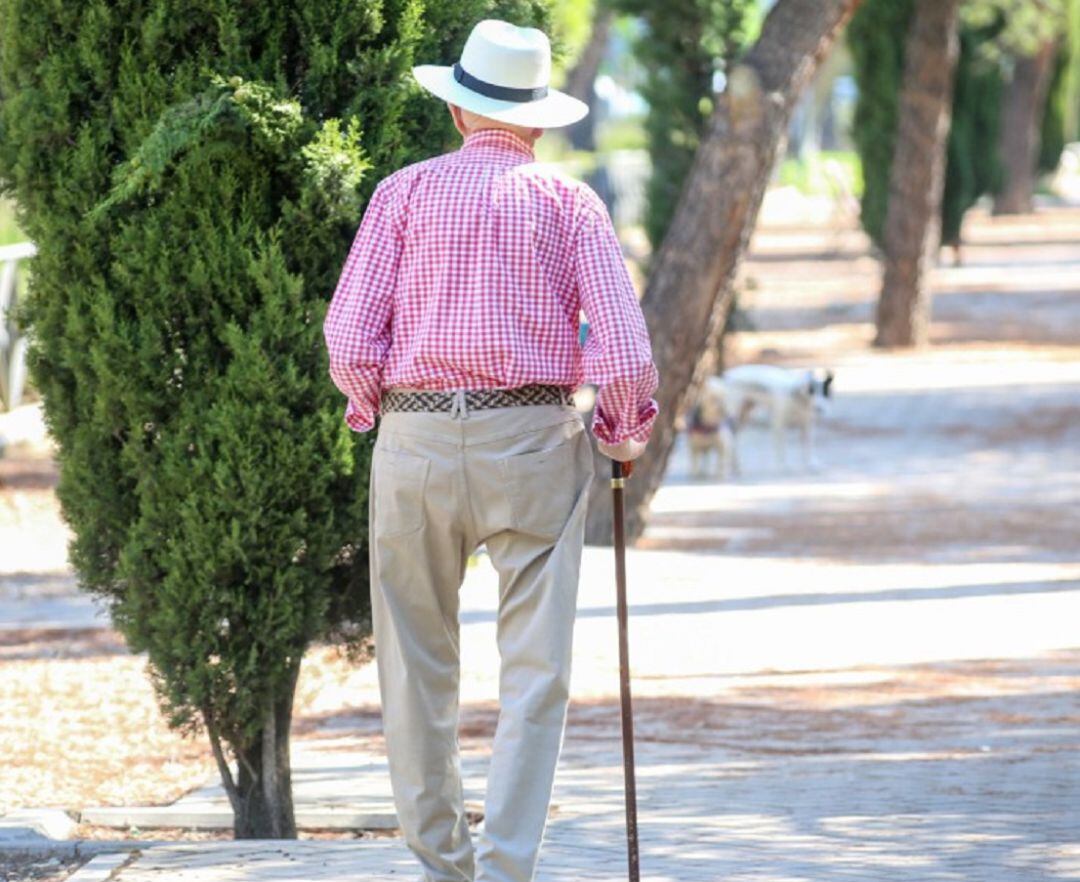 Ancianos paseando