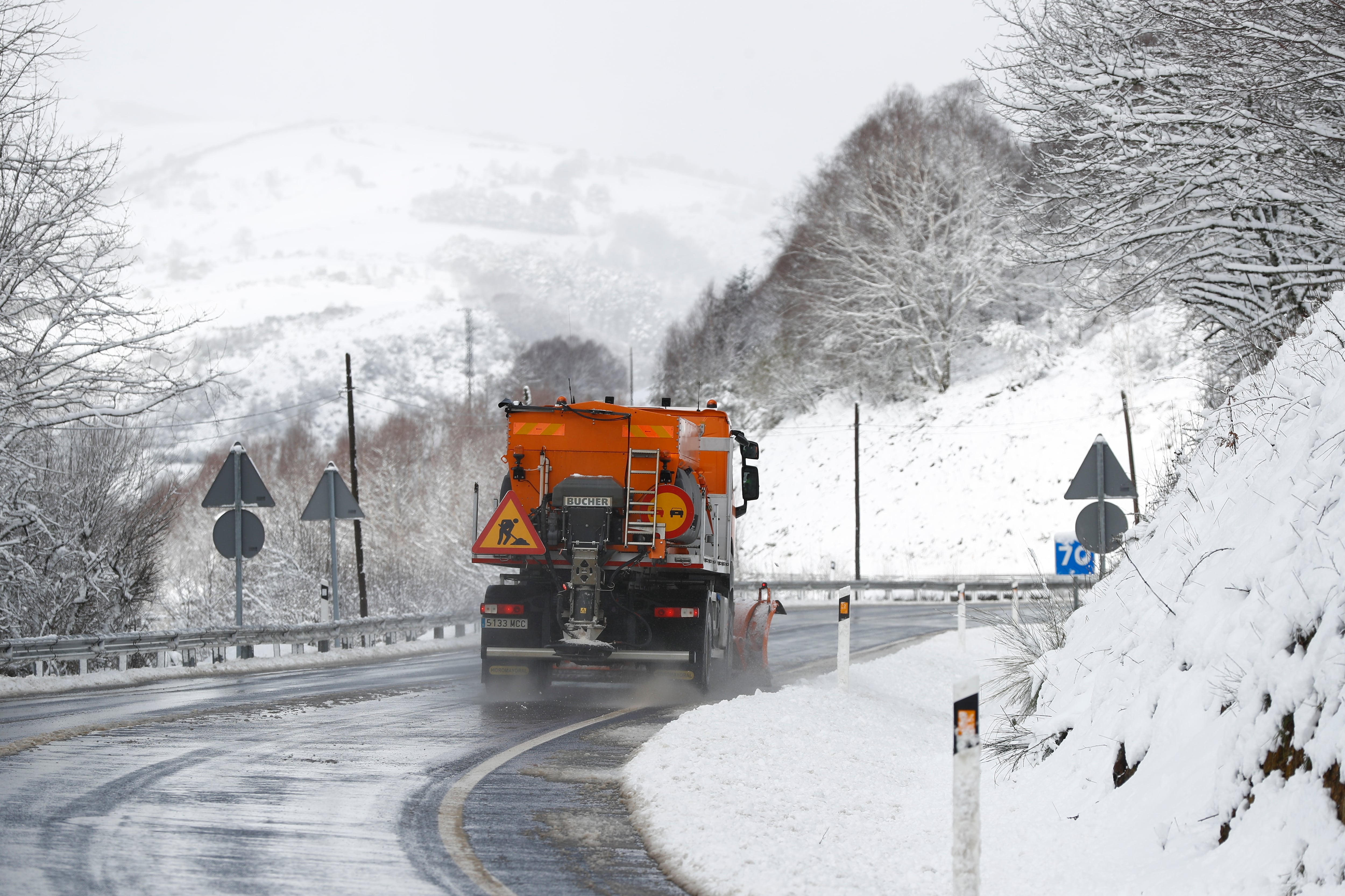 LUGO, 09/03/2024.- Una maquina quitanieves circula por la N-VI, Lugo, este sábado. La montaña de la provincia de Ourense y la de Lugo, se encuentran en alerta naranja ante la previsión de nieve y viento, que dejaron esta mañana numerosas incidencias en las carreteras, las más importantes en la A-6, a su paso por Pedrafita do Cebreiro, así como en la A-52, donde hubo temporalmente restricciones para el tráfico pesado. EFE/ Eliseo Trigo
