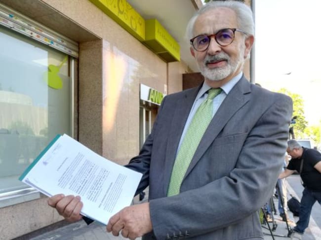 El abogado con el recurso presentado esta mañana