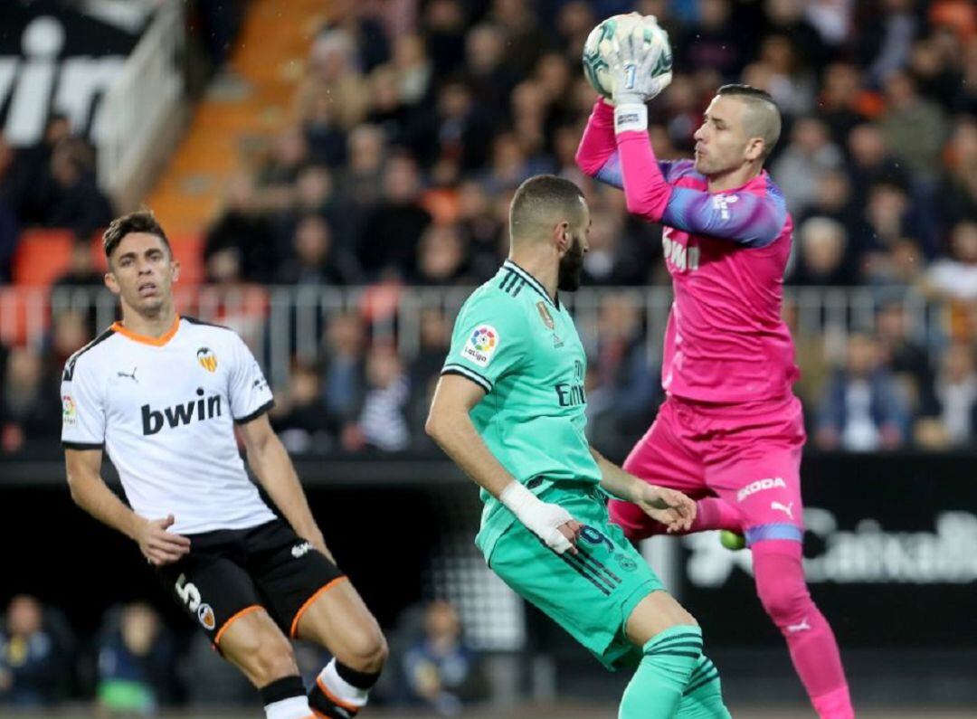 Jaume detiene un balón ante Benzema