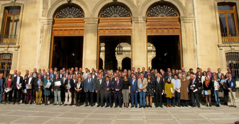 Foto de familia en la lonja de la Diputación Provincial de las entidades que apoyan la candidatura a Patrimonio Mundial de la Humanidad de los Paisajes del Olivar .