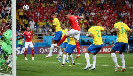 Zuber marca el gol de Suiza.