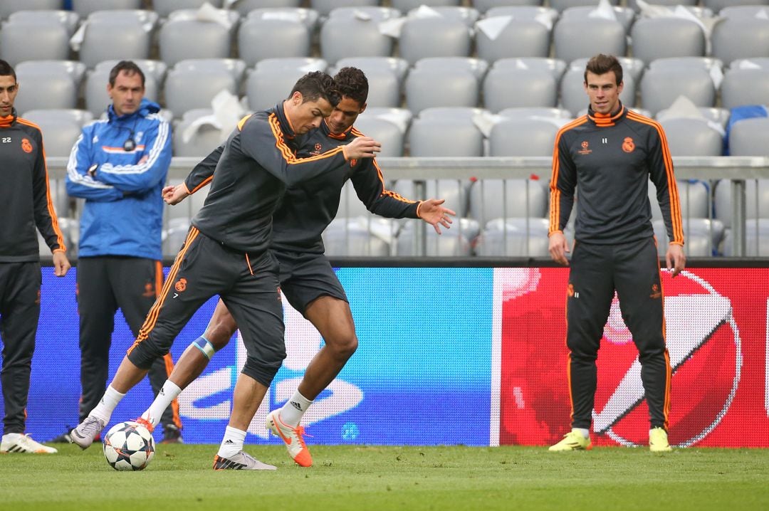 Ronaldo y Varane, en un rondo, en el año 2014