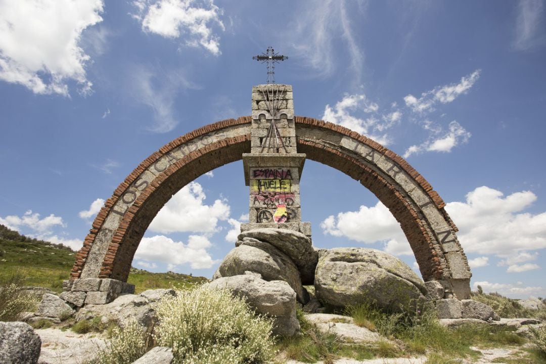 Monumento a los caídos del bando de los sublevados contra la República en el Puerto del Pico