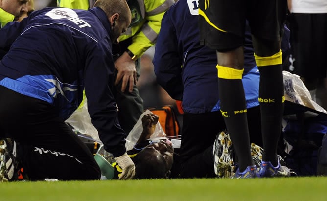 El jugador del Bolton Wanderers, Fabrice Muamba (c), recibe atención médica tras desmayarse durante el partido de la Copa de la FA disputado frente al Tottenham Hotspur, en el estadio White Hart Lane de Londres