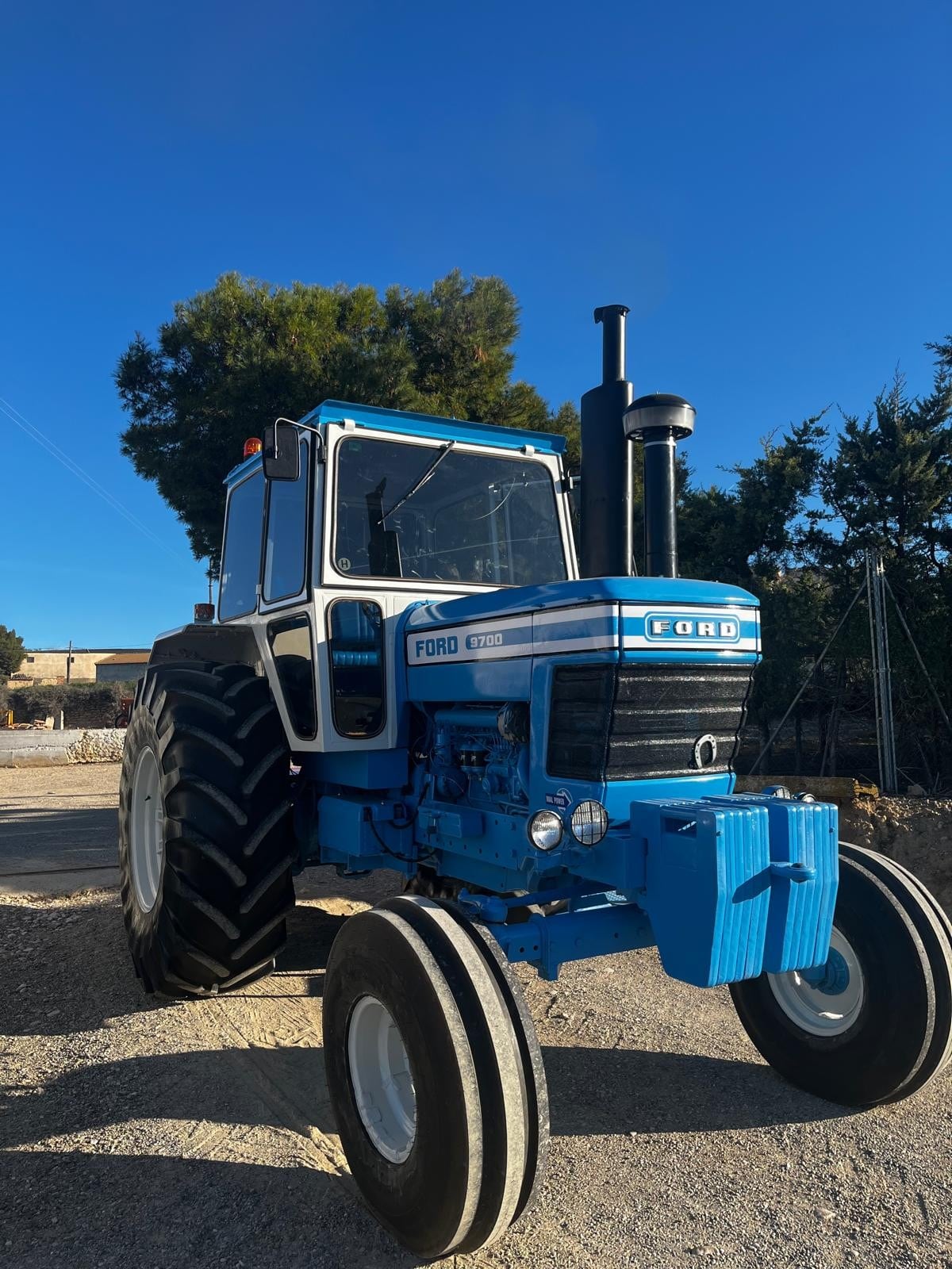 Tractor en el que viajarán Eugenio Cabau e Isabel Laporta