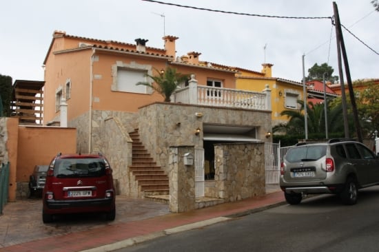 La casa assaltada, situada al carrer Falcó de Pals