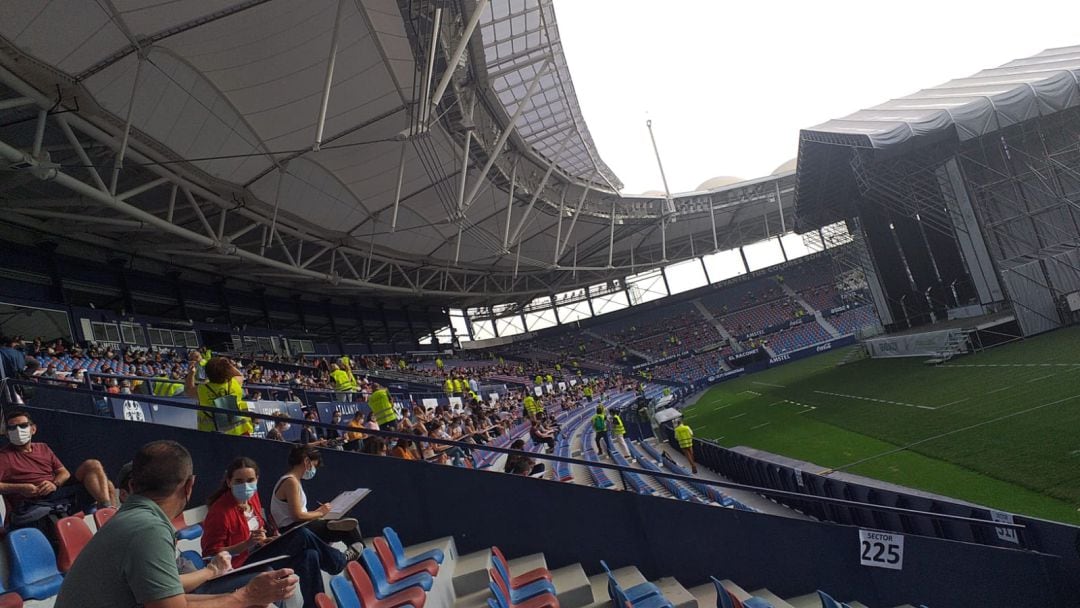 Miles de opositores se presentan a las plazas de administración de la Diputación de Valencia este sábado en el estadio Ciutat de València. 