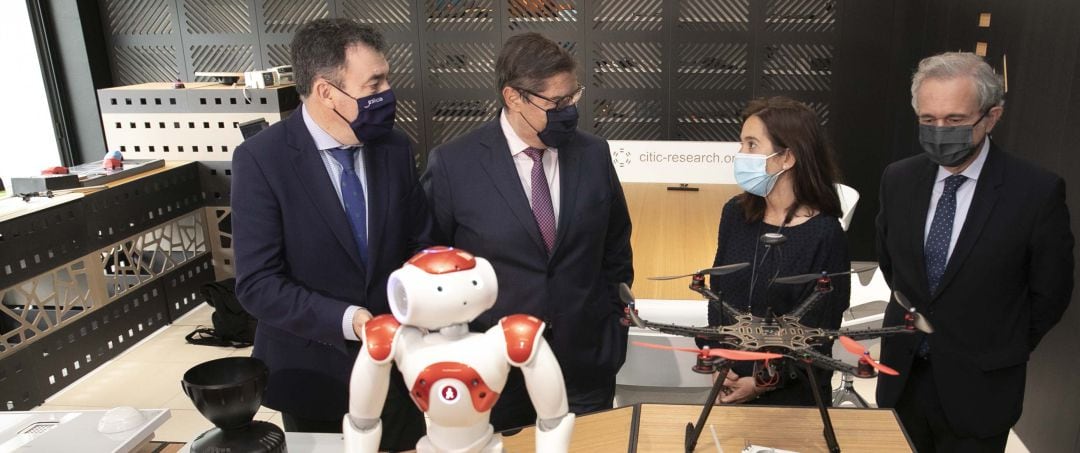 Román Rodríguez, Julio Abalde, Inés Rey y Antonio Abril, en la nueva sala