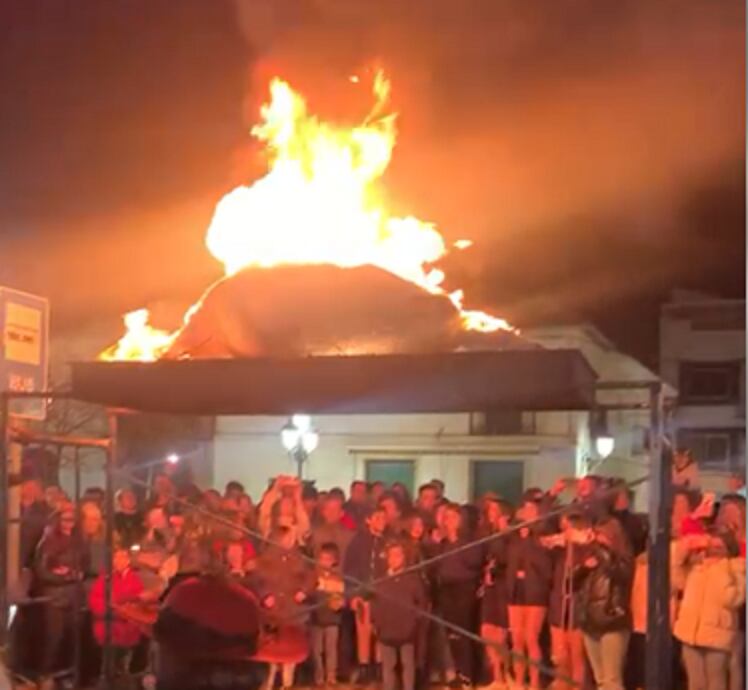 Momento en el que la sardina arde al final del tradicional entierro en Calzada de Calatrava