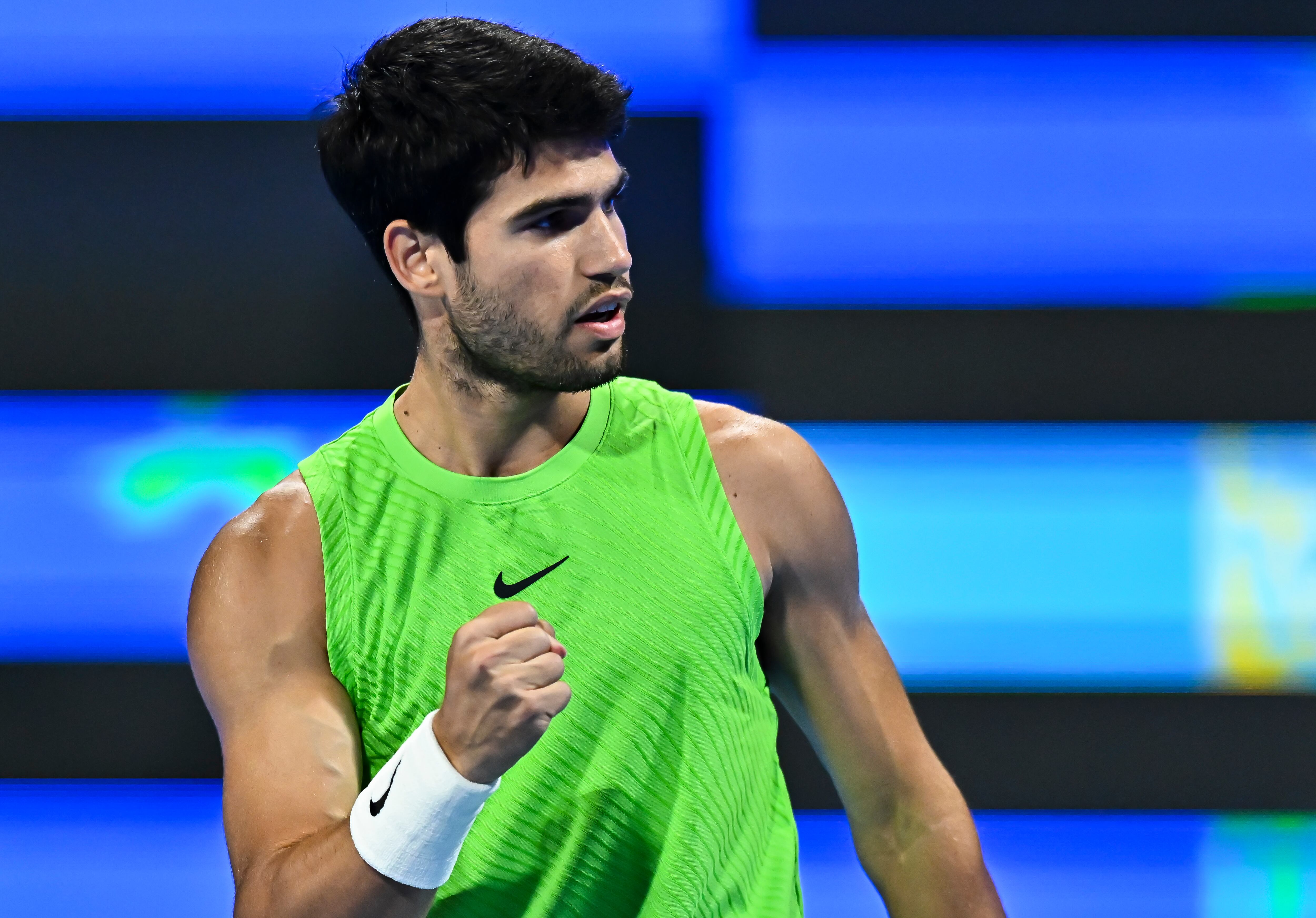 Alcaraz celebra uno de sus puntos en la final del torneo de Doha