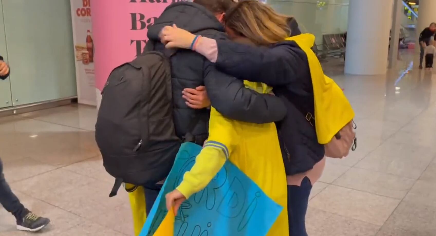 Jordi Escura i l'altra família que van sortir del país amb el comboi espanyol van aterrar ahir a l'aeroport del Prat procedents de Polònia.