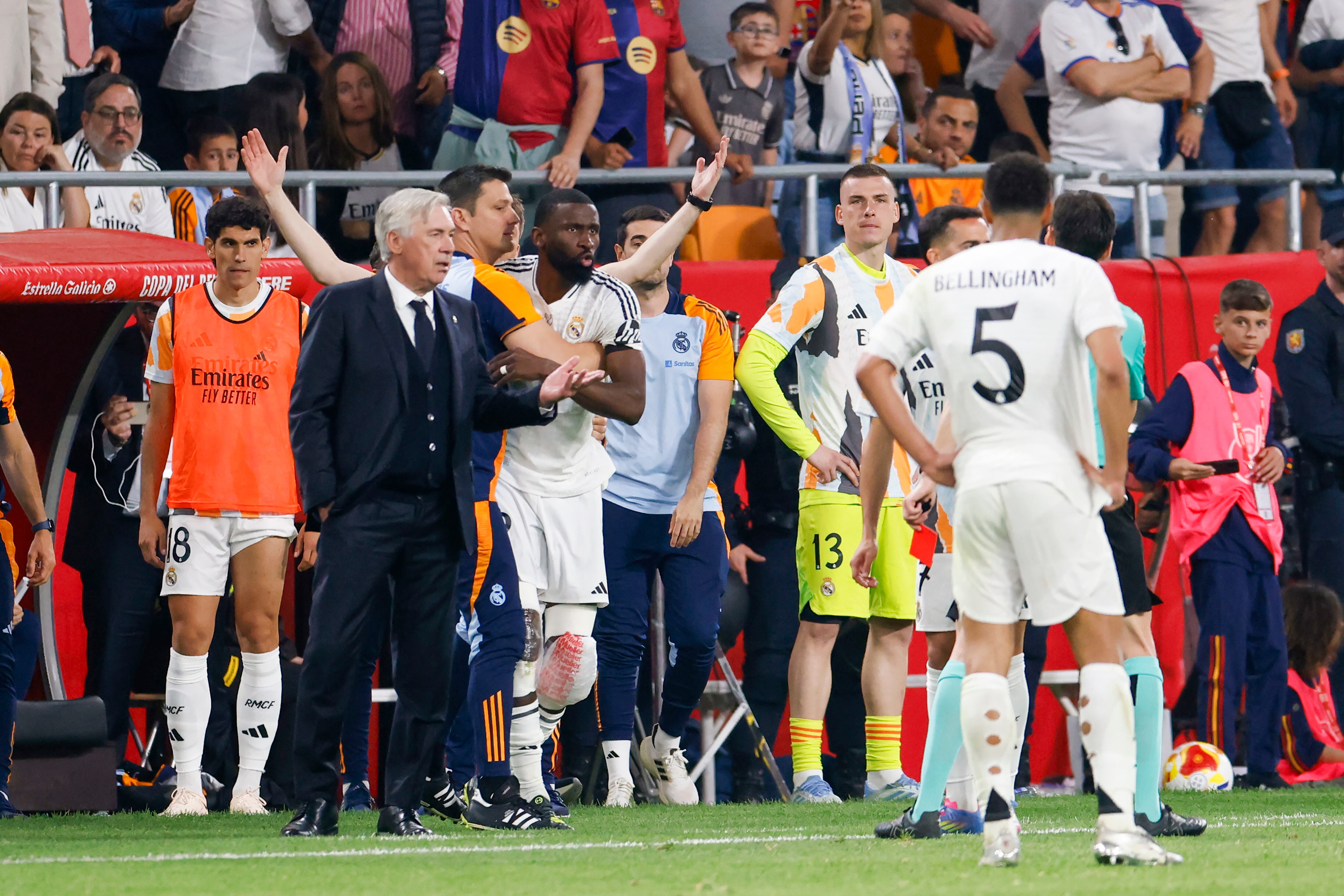 Los compañeros de Rüdiger tratan de frenar al jugador en la final de Copa.