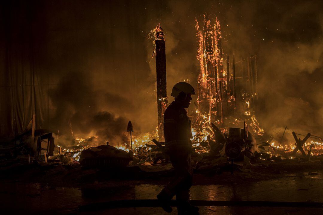 Cremà de una falla vigilada por un bombero (archivo)