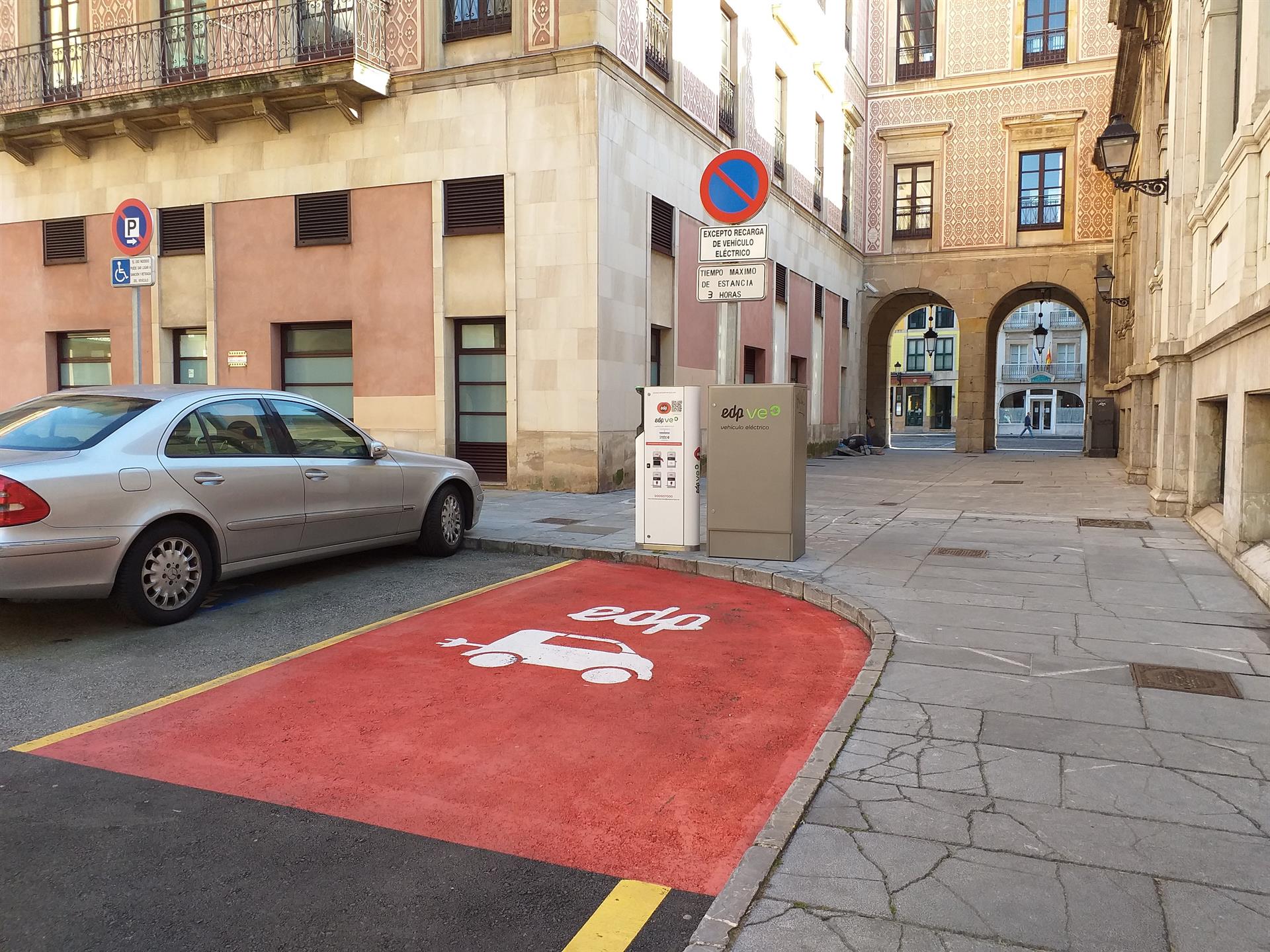 Punto de recarga ubicado junto a la Plaza Mayor.