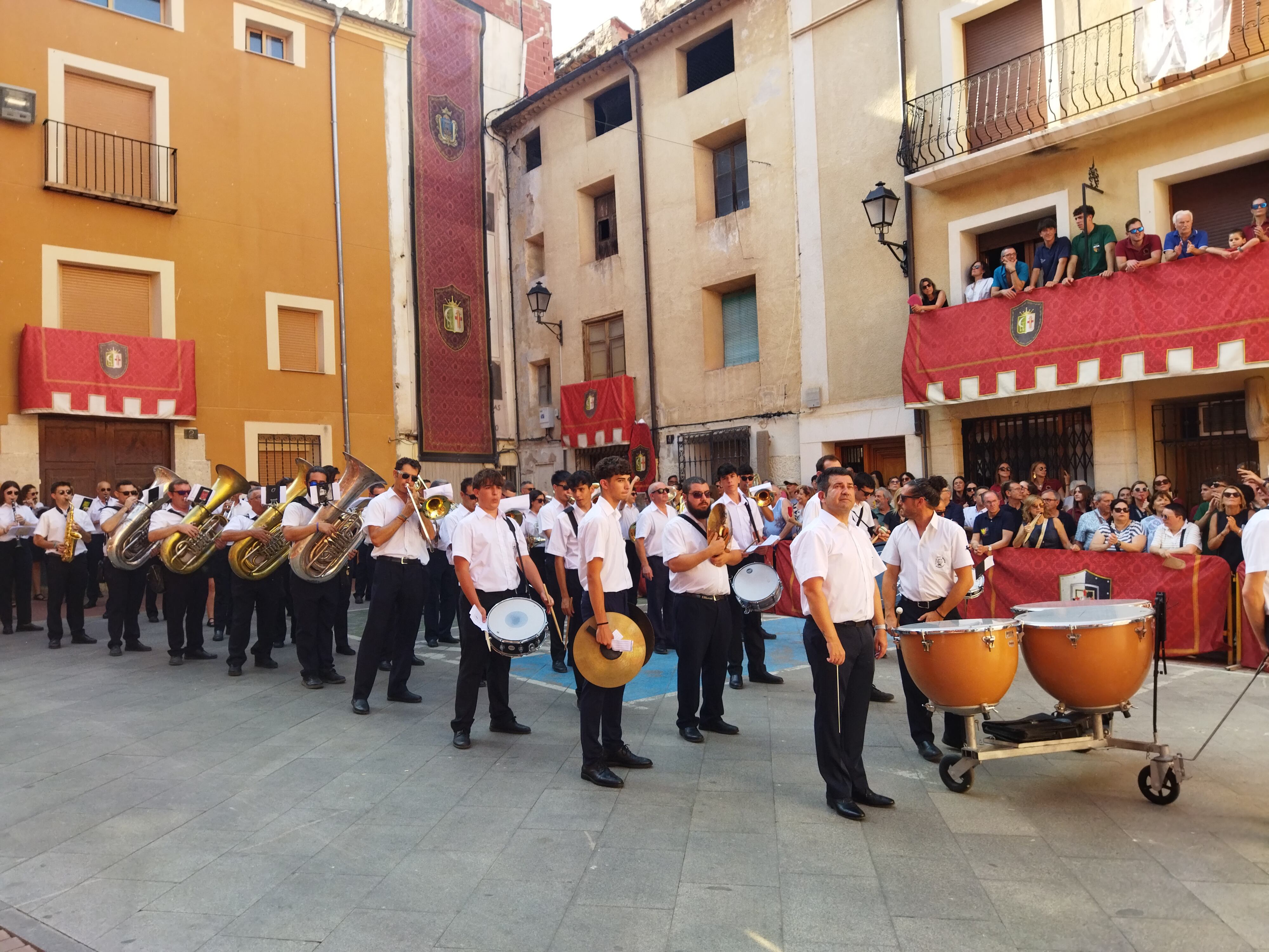 La Unió Musical Contestana y su director Juan Carlos Sempere Bomboí han acompañado al bando cristiano en la Publicació de 2025.
