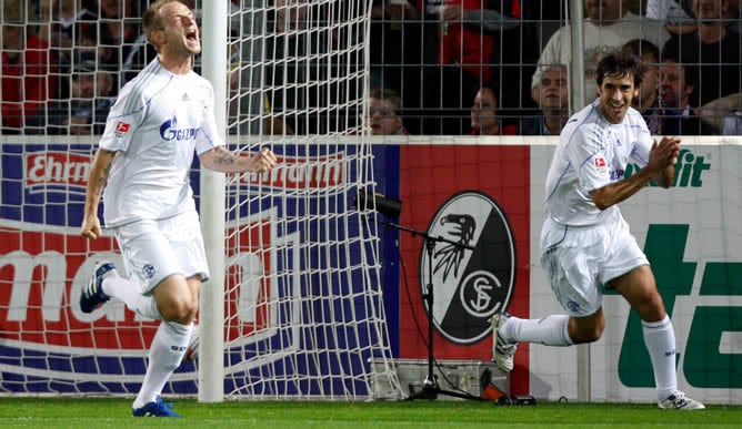 Ivan Rakitic y Raúl celebran un gol en un partido del Schalke contra el Friburgo