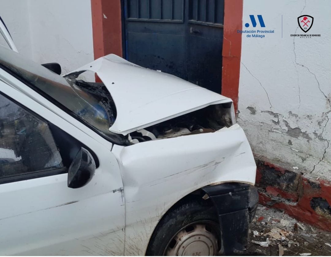 Vehículo siniestrado en Archidona (Consorcio Provincial de Bomberos).