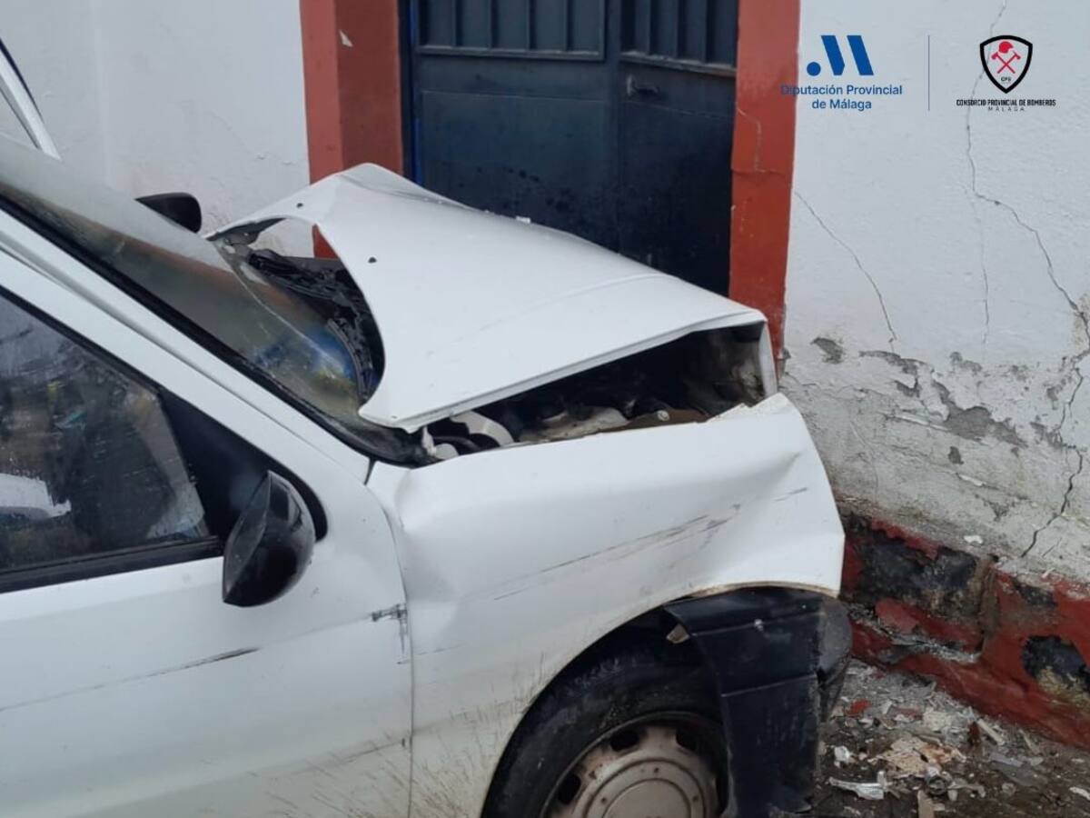 Un conductor de 90 años muere tras chocar contra una vivienda en Archidona