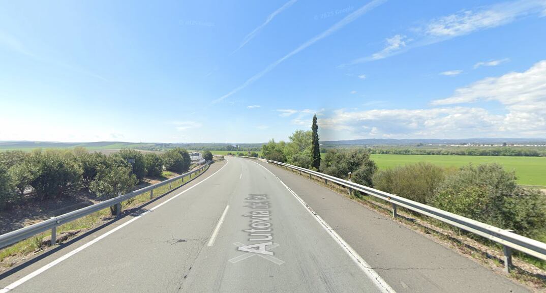 La A-4 a su paso por este punto ha permanecido cortada en su totalidad durante toda la noche, si bien a primera hora de este viernes se ha abierto un carril en sentido Andalucía.