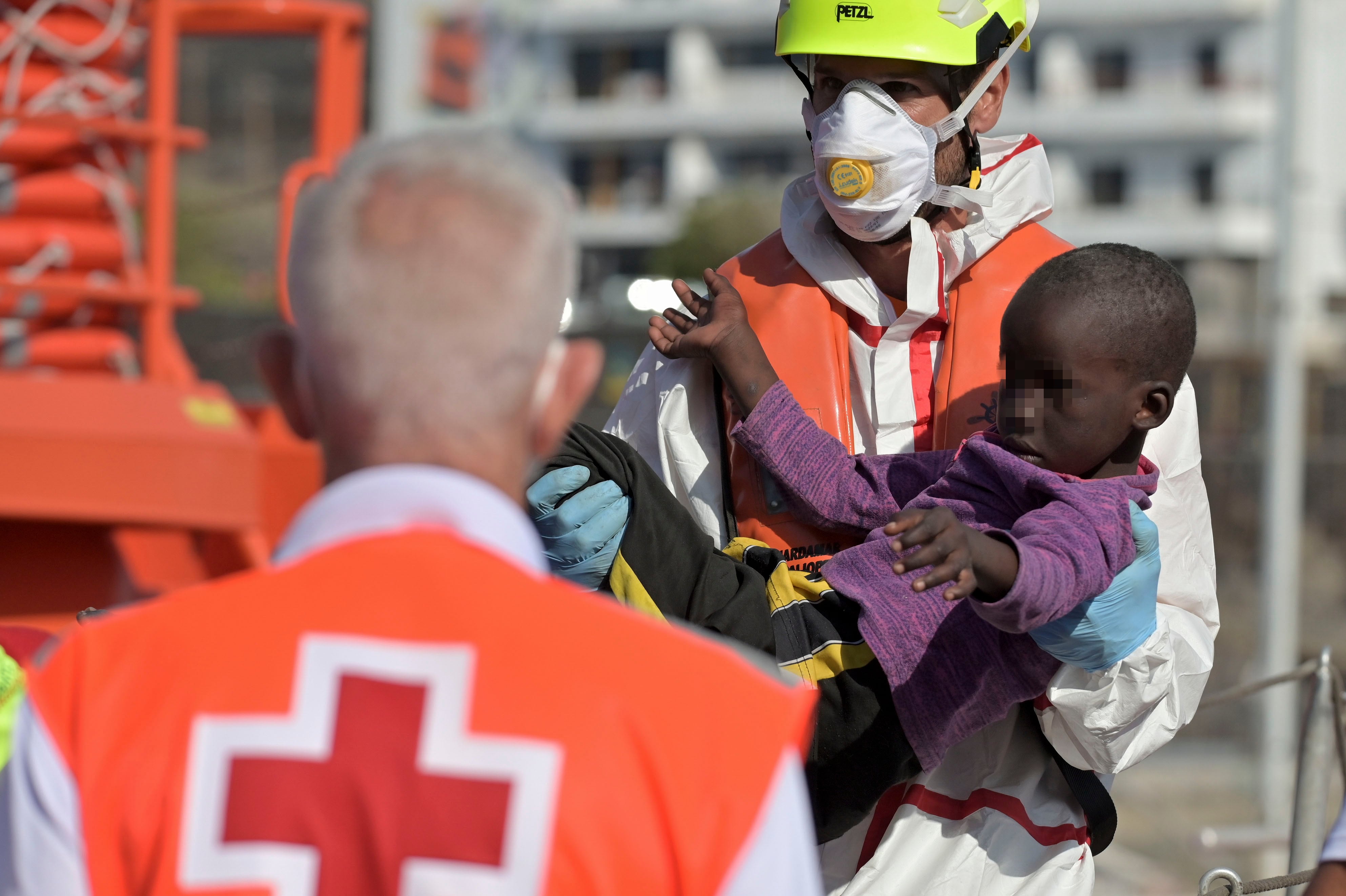 GRAFCAN3990. LA RESTINGA (EL HIERRO), 18/09/2024.- Un miembro de Salvamento Marítimo lleva en brazos un bebé tras llegar a puerto de La Restinga, El Hierro, este miércoles, el buque con 57 migrantes rescatados de un cayuco. EFE/Gelmert Finol
