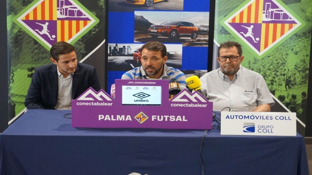 Nico Sarmiento, José Tirado y Miquel Jaume, en la despedida del portero del Palma Futsal.