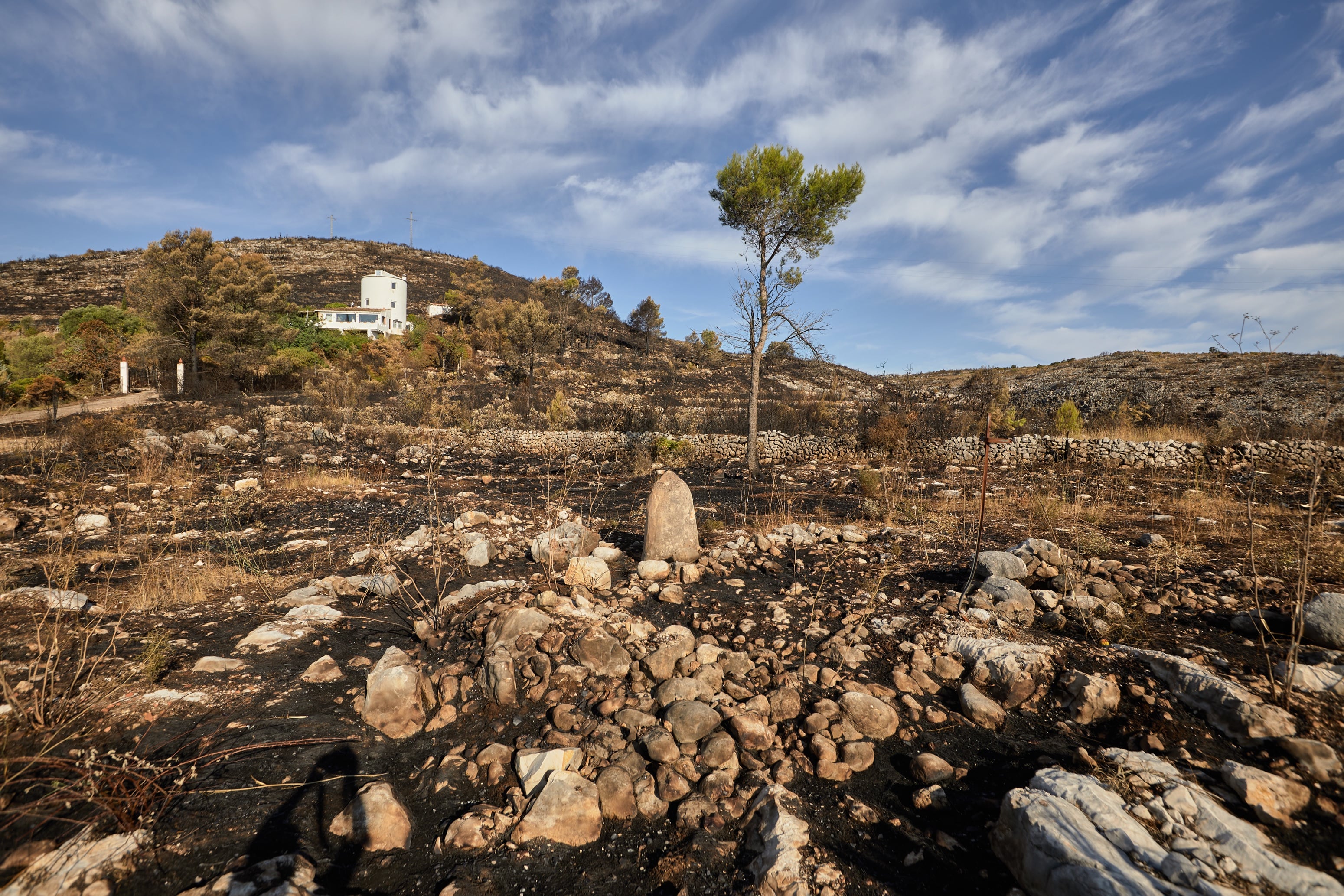 -FOTODELDIA- GRAFCVA7766. EBO (ALICANTE), 18/08/2022.- El incendio forestal de la Vall d&#039;Ebo, en el interior norte de la provincia de Alicante, se encuentra estable después de que las luvias caídas la pasada noche ayudaran a la extinción y, a primeras horas de esta mañana, ningún frente presenta llamas. EFE/Natxo Francés
