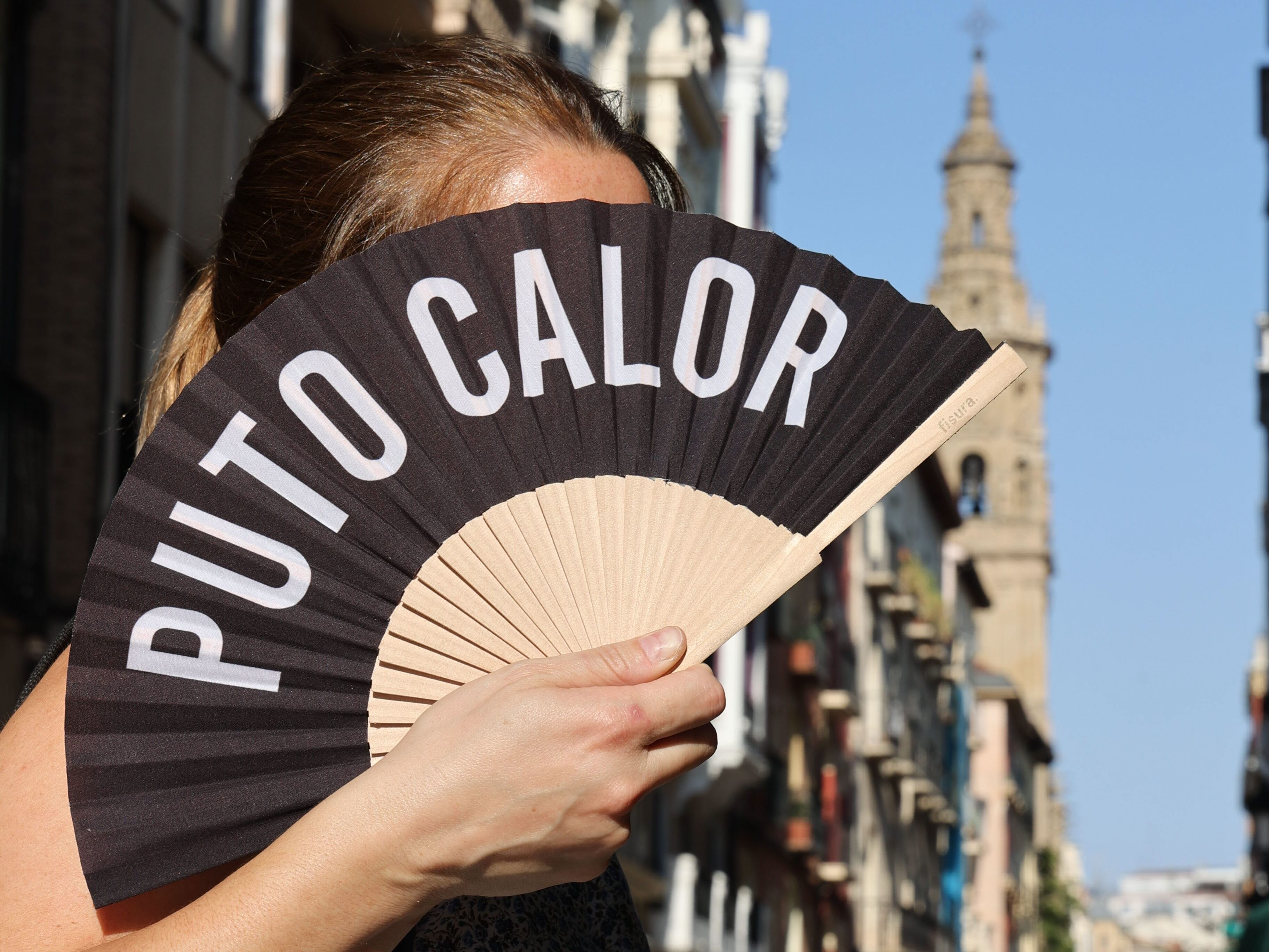 Una mujer se protege del sol con un abanico este lunes en Logroño donde las temperaturas alcanzan los 36°.