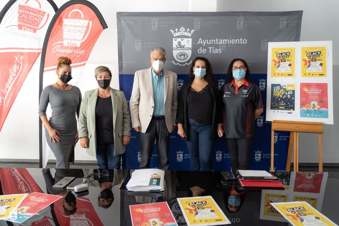 La presentación se realizó junto a representantes de los pequeños y medianos empresarios de Tías, del colectivo de personas con discapacidad intelectual Grevislan y del club de baloncesto Magec Tías.