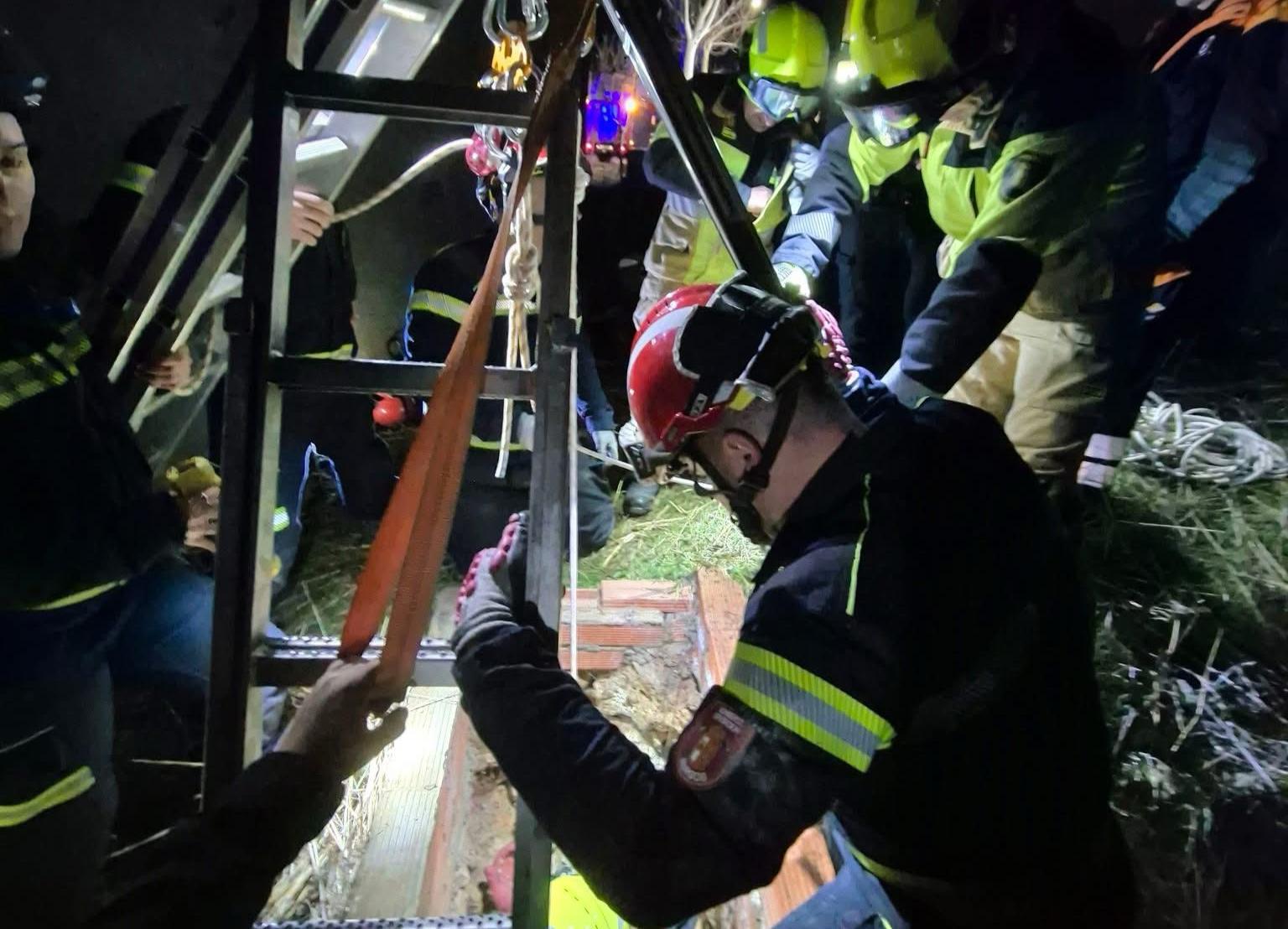 Los bomberos de Aranda y Roa colaboran en el rescate de una mujer accidentada al caer a una bodega subterránea en Olmedillo de Roa