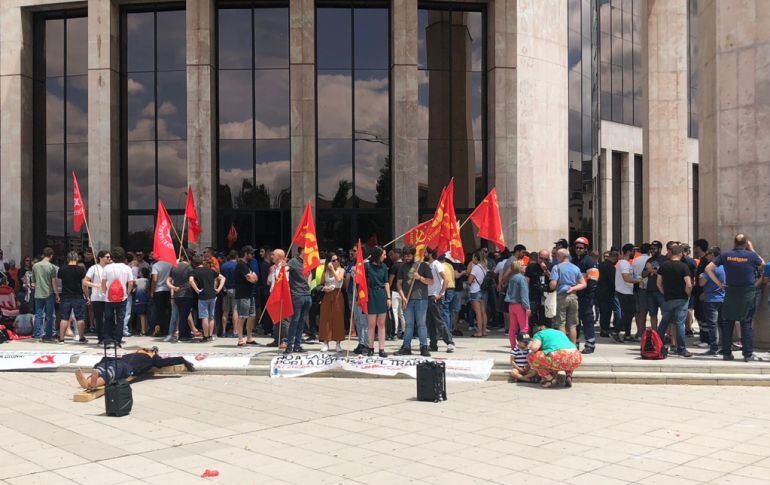 Un centenar de trabajadores se ha concentrado a las puertas de la delegacion de la Junta