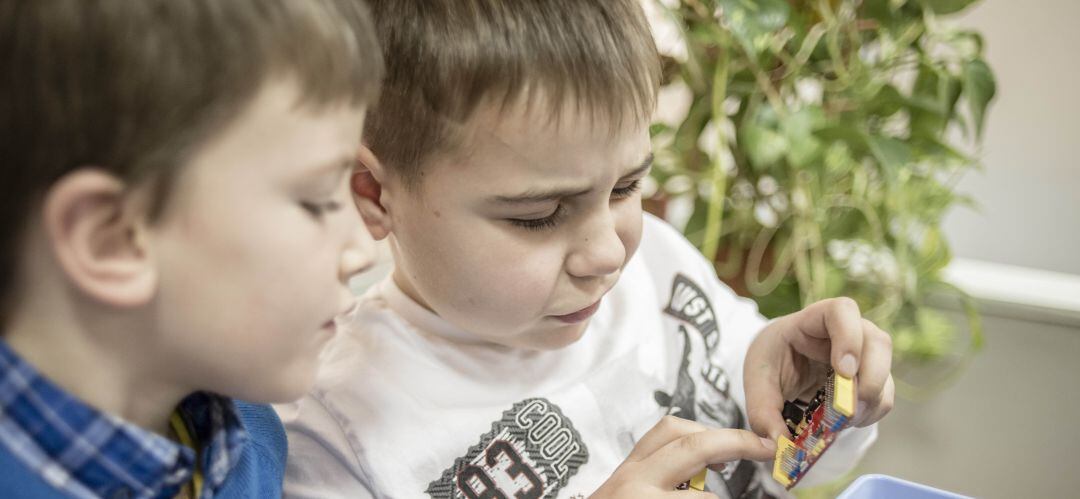 Niños de infantil de Fuenlabrada reciben clases para saber hacer reanimación cardiopulmonar.