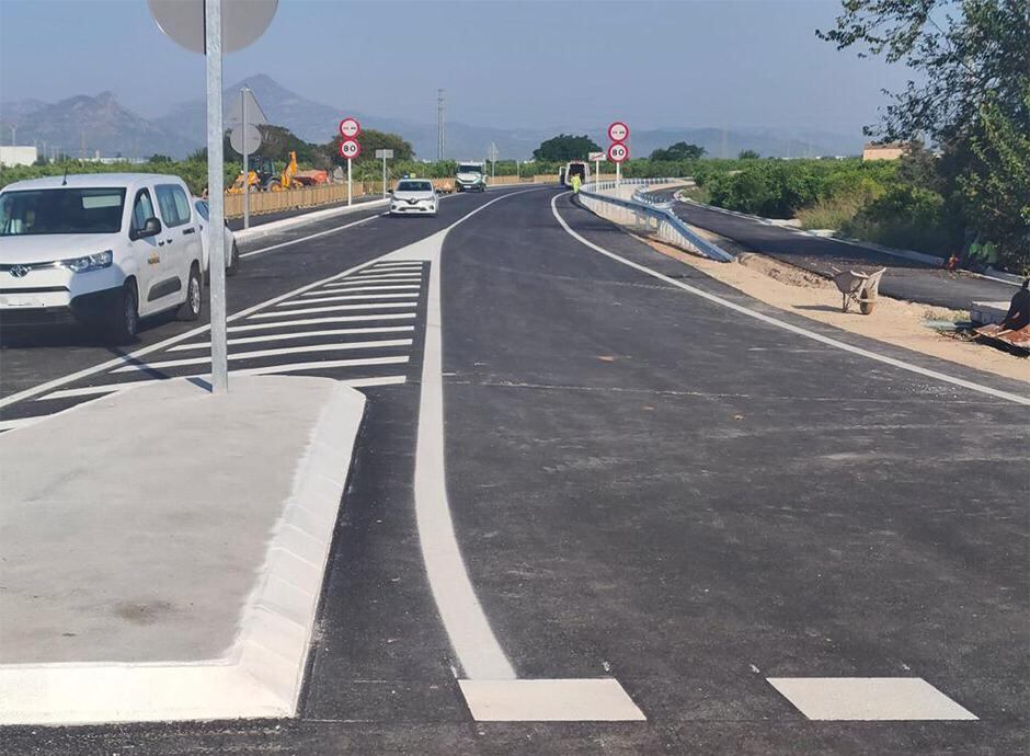 Tramo de la carretera entre Oliva y Piles que ha sido ampliado.