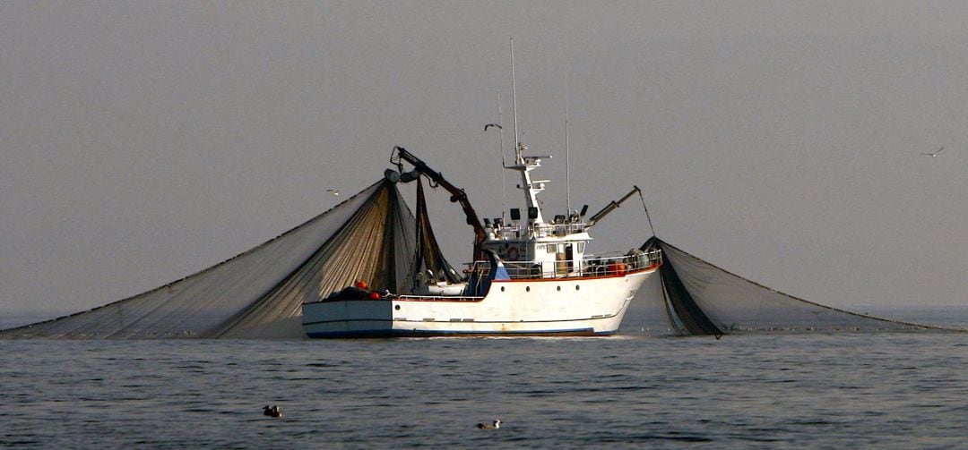 Pesquero con las redes en el mar