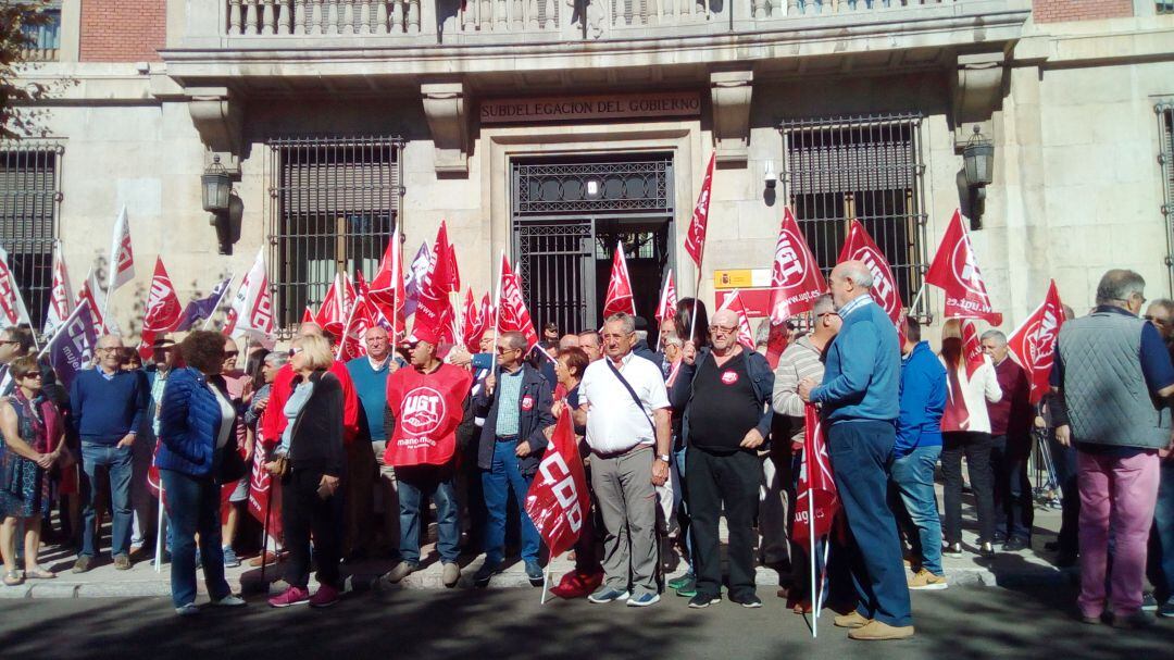 Concentración de pensionistas ante la Subdelegación del Gobierno