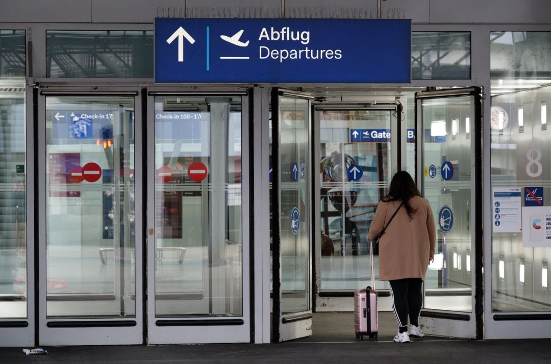 Una persona accede a la termina de salidas en el aeropuerto de Düsseldorf