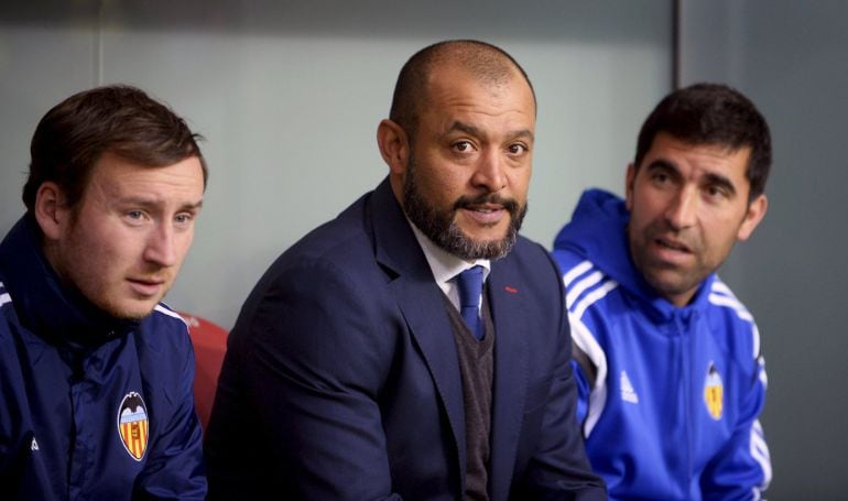 Valencia coach Nuno Espirito Santo (C) watches his team before their Spanish first division soccer match against Athletic Bilbao at San Mames stadium in Bilbao, April 9, 2015. REUTERS/Vincent West 