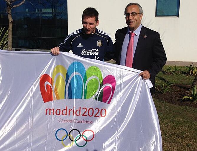 El astro argentino posa con Alejandro Blanco en Buenos Aires