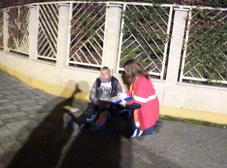 Uno de los accidentados es atendido por los servicios de emergencia