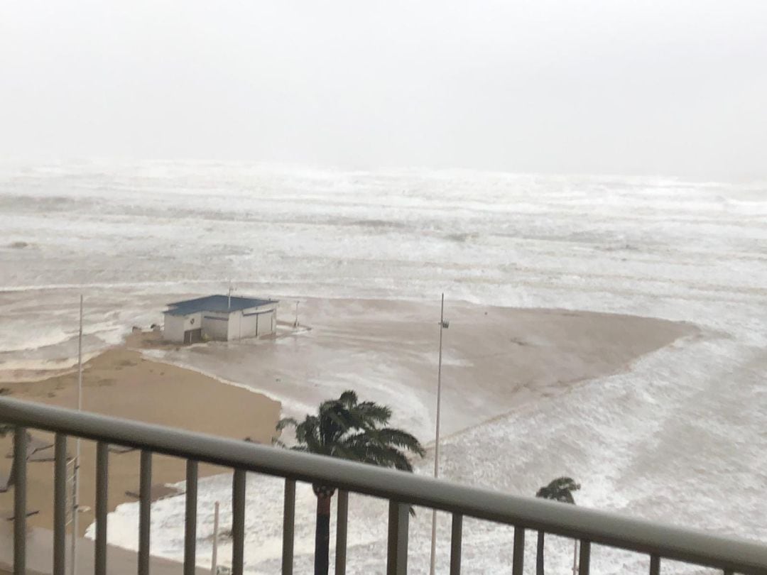 Impresionante imagen de la playa de Gandia durante el temporal Gloria  