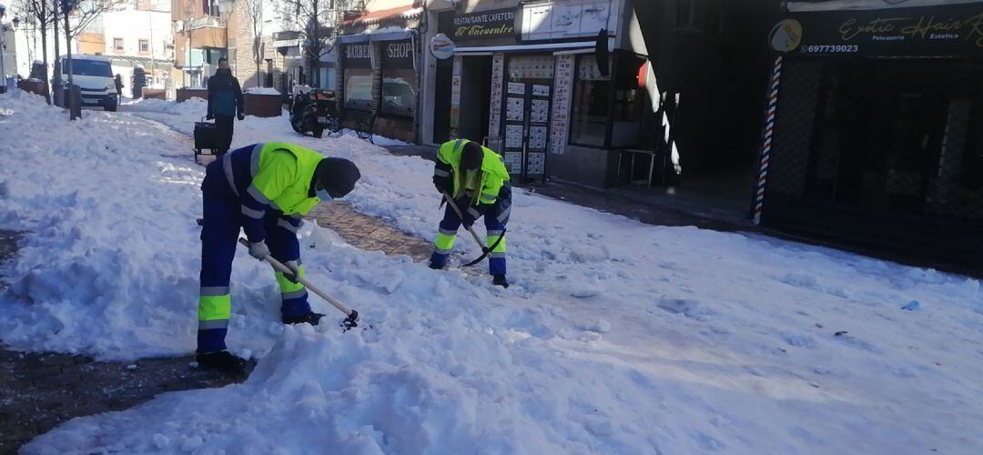 Operarios municipales despejando una de las calles afectadas por la gran nevada. 