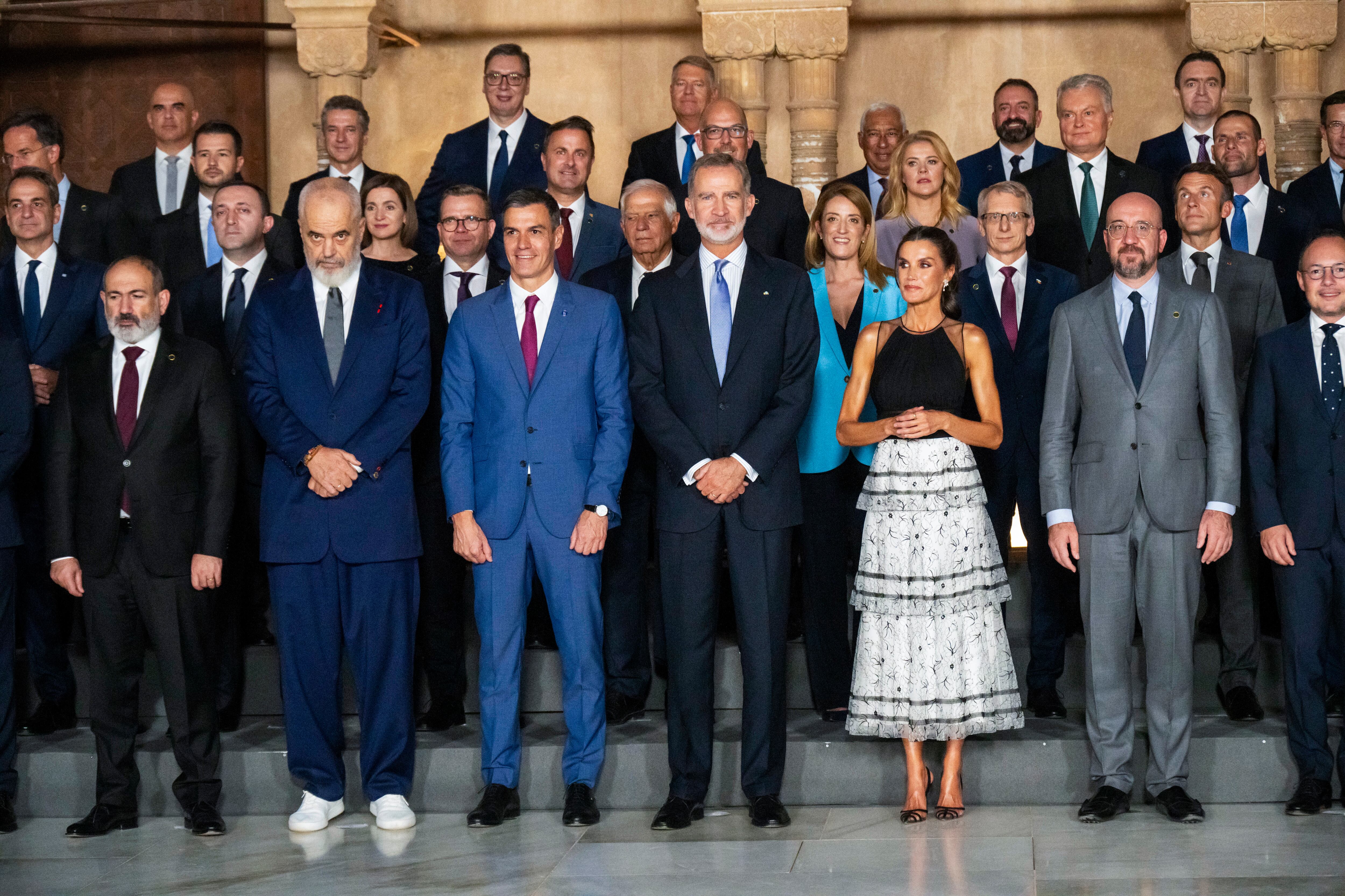 Los Reyes de España, Felipe (4d) y Letizia (3d), reciben a los mandatarios europeos en su visita al Patio de los Leones de la Alhambra dentro de la III Cumbre de la Comunidad Política Europea (CPE), este jueves en Granada