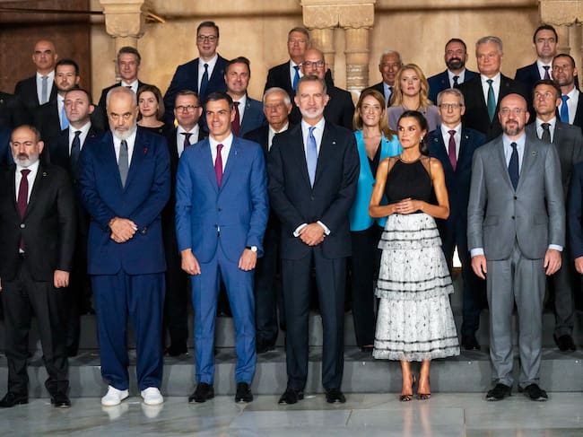 Los Reyes de España, Felipe (4d) y Letizia (3d), reciben a los mandatarios europeos en su visita al Patio de los Leones de la Alhambra dentro de la III Cumbre de la Comunidad Política Europea (CPE), este jueves en Granada