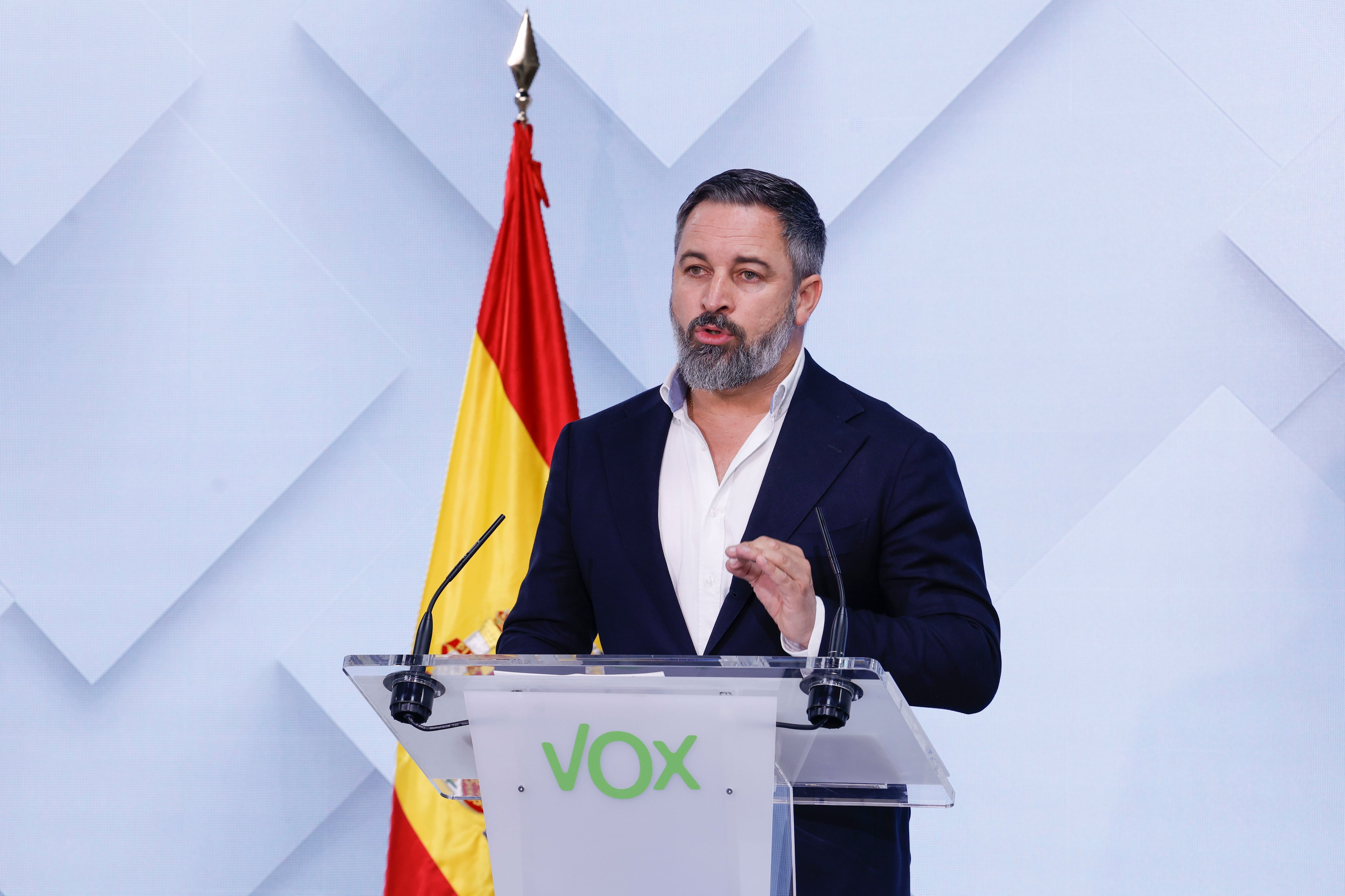 El líder de Vox, Santiago Abascal, da una rueda de prensa.