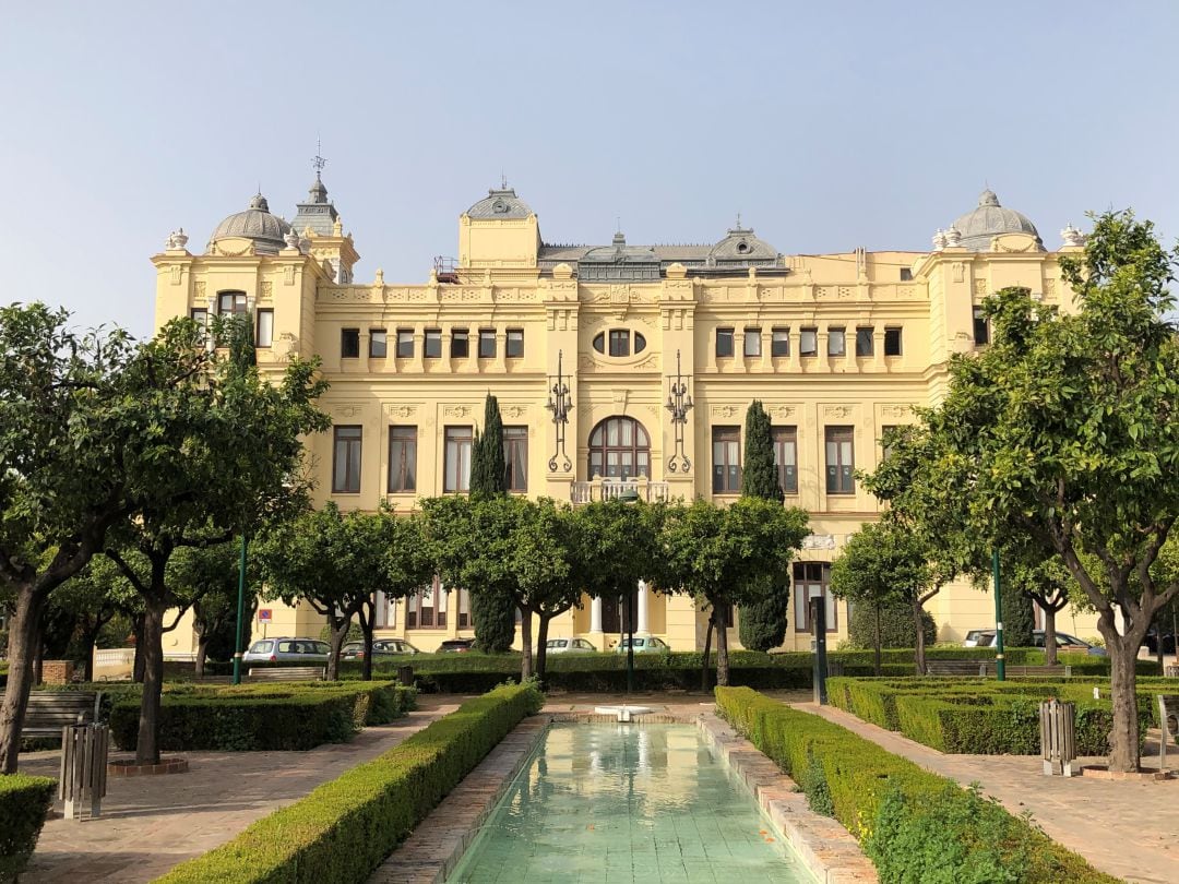 Imágenes del ayuntamiento de Málaga desde los jardines de Puerta Oscura 