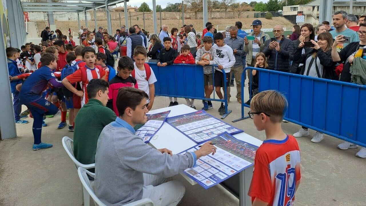 Javi Martínez y Juanjo Nieto firmaron autógrafos a los chavales en Barbastro