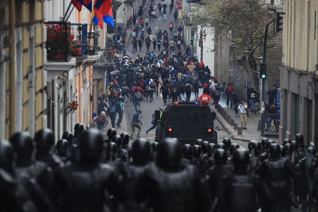 FOTOGALERÍA | Manifestantes se enfrentan con la Policía durante una jornada de protesta contra las medidas económicas del Gobierno del presidente Lenín Moreno.